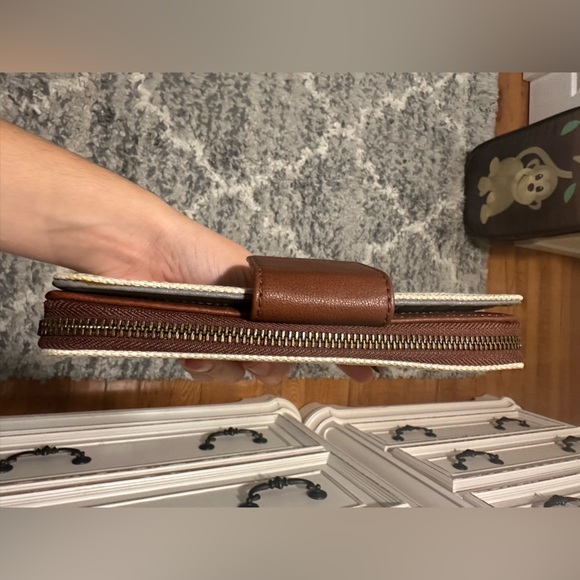 Used wallet but in good condition. Used two times. No stains or scratches - Picture 4 of 5